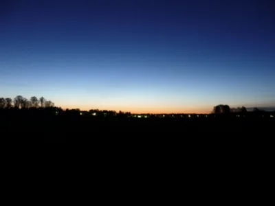 Auringn valo loimottaa Viikin peltojen yli pohjois-koillisesta Auringon valo loimottaa Viikin peltojen yli pohjois-koillisesta