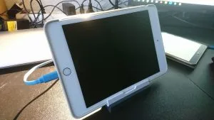 iPad telineessä