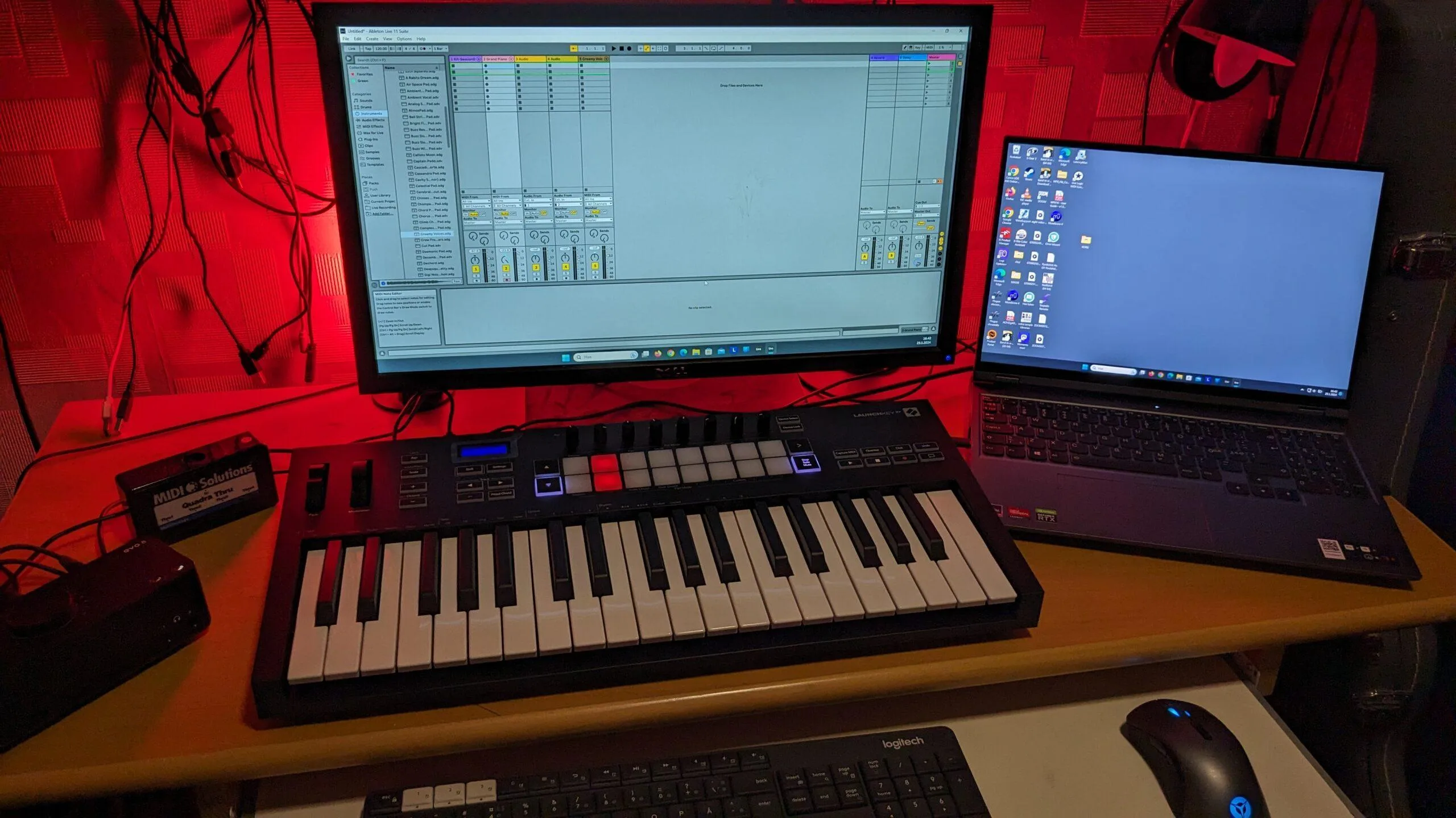 Kotistudio: musiikkitietokone, jossa Ableton Studio 11 ja Novation Launchkey 37 MK3 koskettimisto