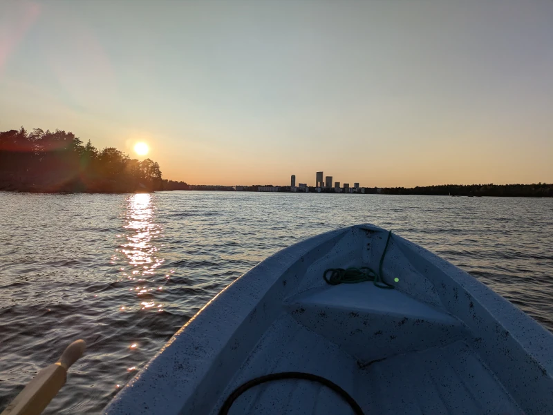 Soutuveneellä kohti Vuosaaren Pikku-Kallahtea