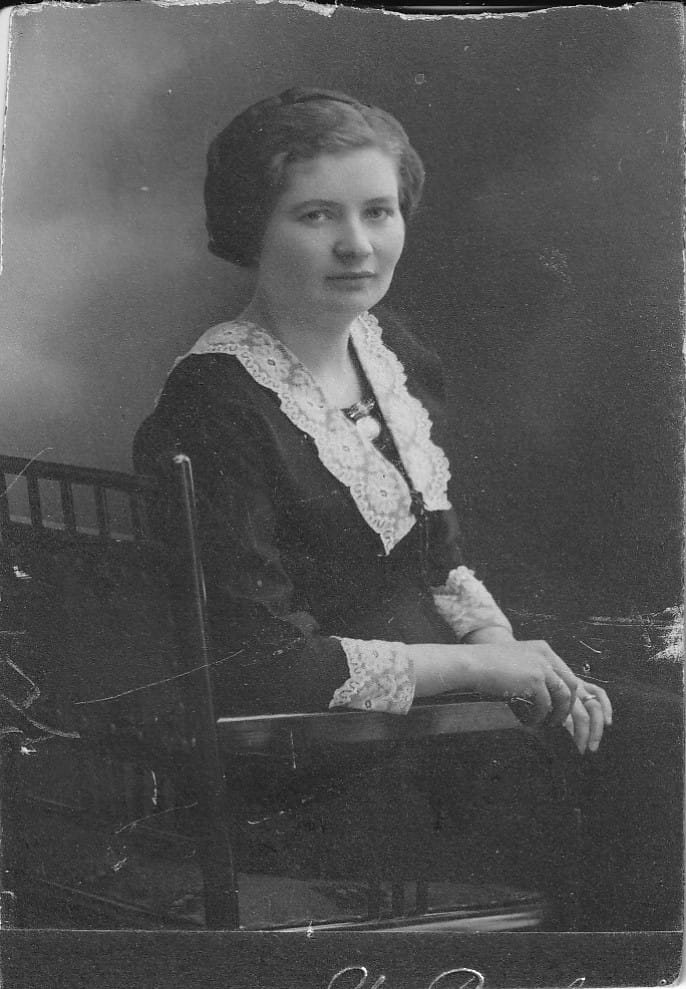 Kalervon äiti Amanda Amanda "Mandi" Väisänen tuolilla istuen potretissa. Kuva otettu melko varmaan Kuopiossa